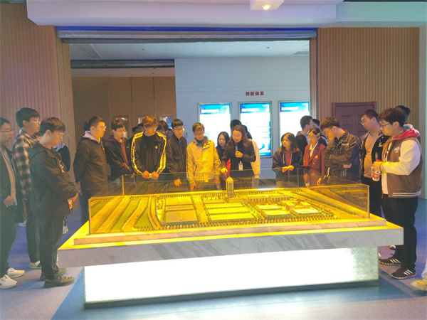 武漢理工大學學生到萬洲參觀學習(8).jpg 武漢理工大學學生到萬洲參觀學習(8).jpg