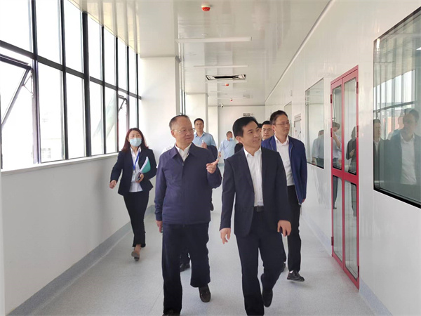 省經信廳領導視察光電項目3-可用.jpg 省經信廳領導視察光電項目3-可用.jpg