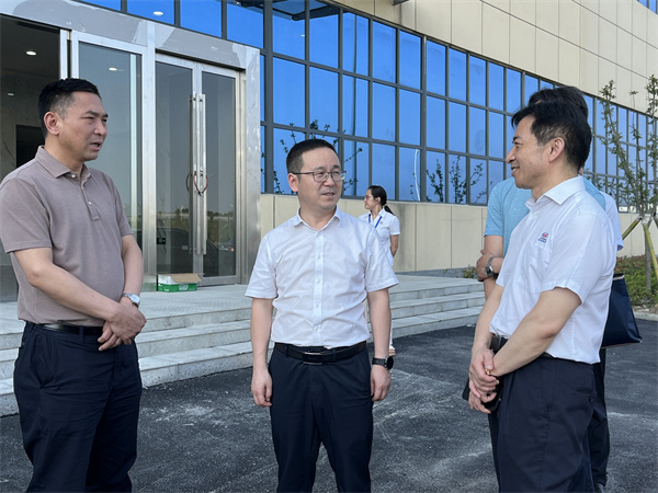 襄陽市副市長徐冰到萬洲調(diào)研光電新建項目3.jpg 襄陽市副市長徐冰到萬洲調(diào)研光電新建項目3.jpg